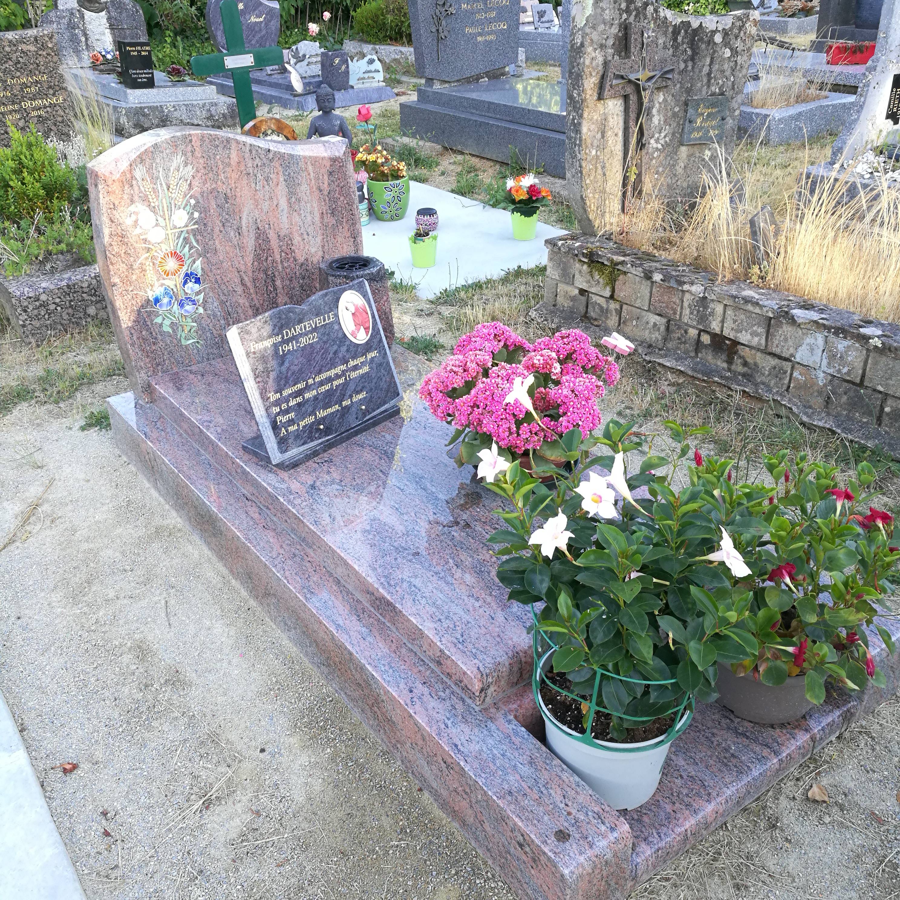 Monument Sebuah avec stèle en Pink Juparana, cimetière en Loire Atlantique (44)